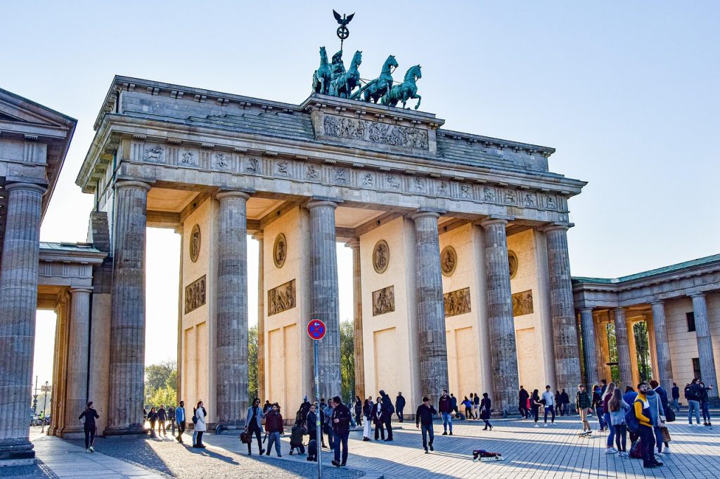 Brandenburger Tor i Berlin med turister på pladsen