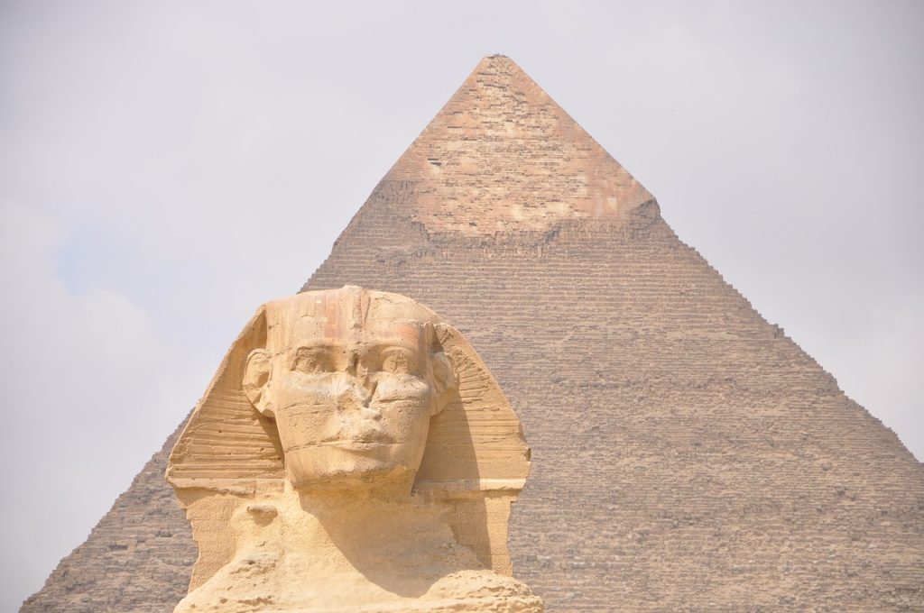 Sfinksen foran Khafres pyramide i Giza ved Kairo