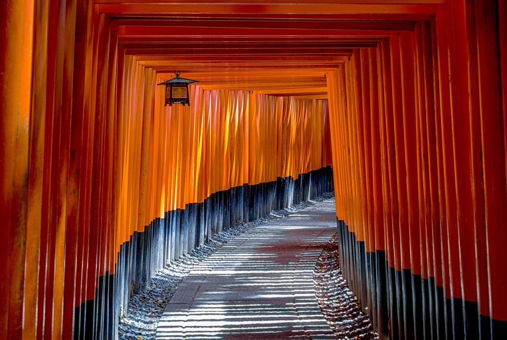 Gangen af røde torii-porte ved Fushimi Inari-helligdommen i Kyoto