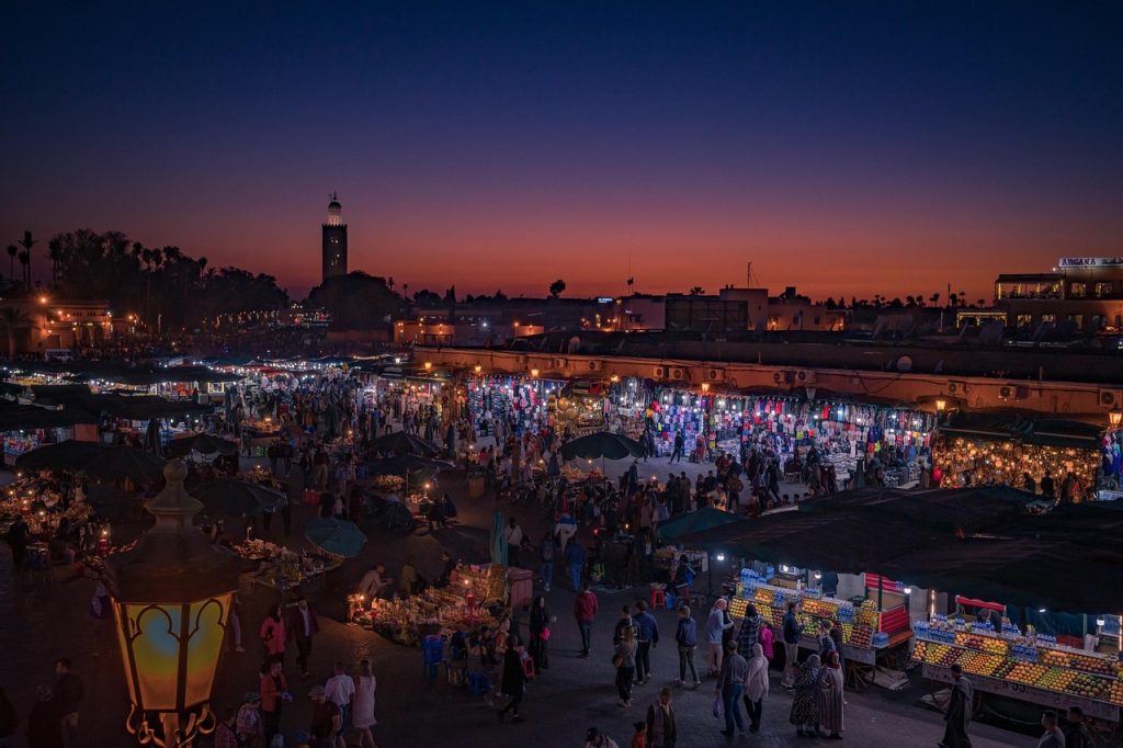Pladsen Jemaa el-Fnaa i Marrakech ved aftentide med Koutoubia-minareten