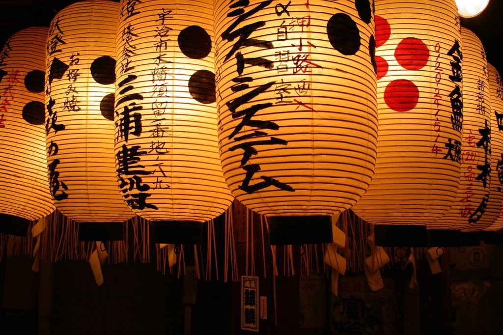 Papirlanterner med japanske skrifttegn ved et tempel i Tokyo